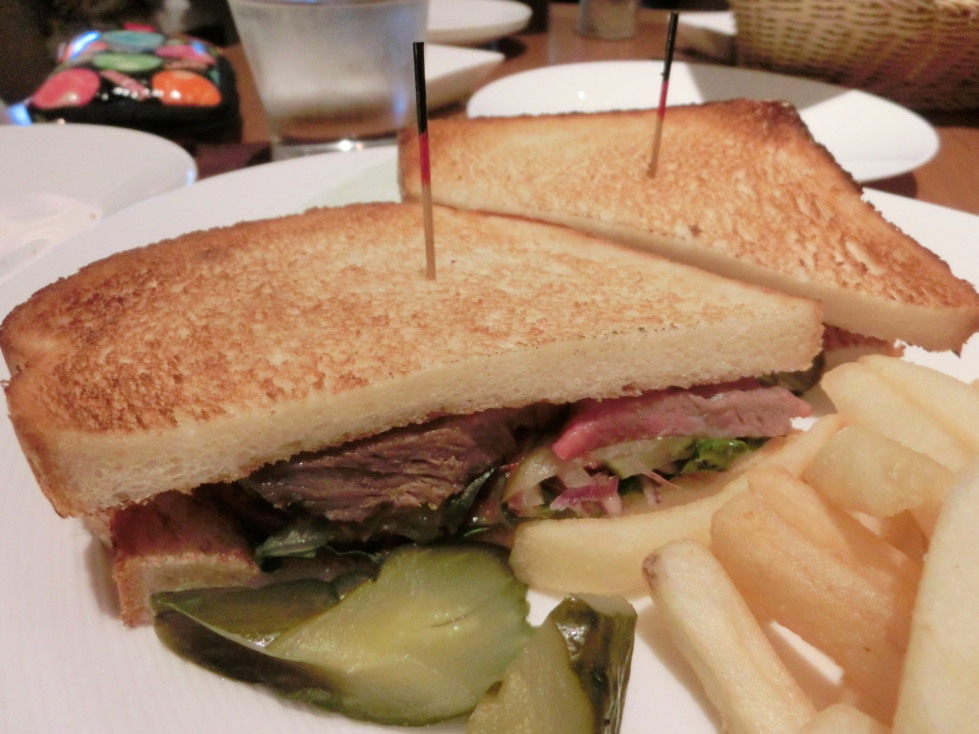 グランドキッチン　ローストビーフサンドイッチ　断面.jpg