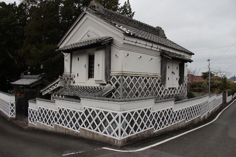 40315松崎町松崎港近くのなまこ壁民家.jpg