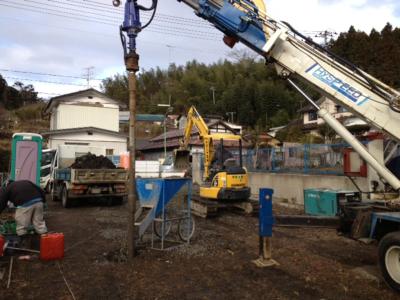 松島町自然素材注文住宅天然砕石パイル施工中です