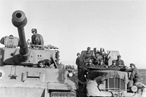 Bundesarchiv_Bild_101I-090-3947-12_Russland_Panzer_IV_Tiger_I_Vierlingsflak.jpg