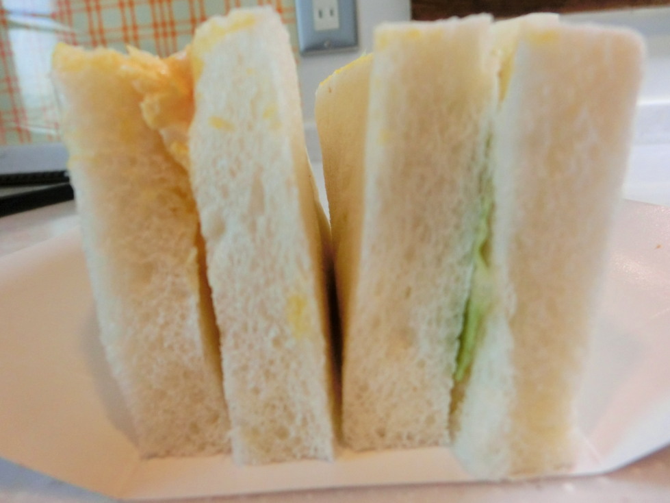 マルジュー　野菜いっぱいツナタマゴサンド　真横.jpg