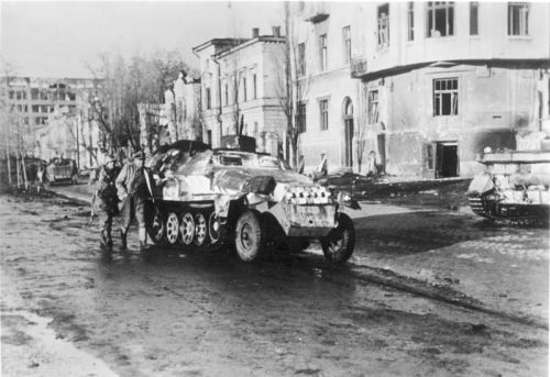 Bundesarchiv_Bild_183-J22454,_Charkow,_Schützenpanzerwagen_der_SS.jpg