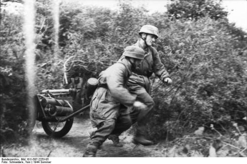 Bundesarchiv_Bild_101I-587-2253-05_Normandie_Fallschirmjäger_mit_Handkarren.jpg
