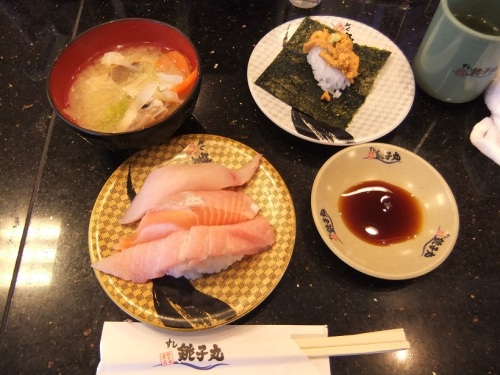 保木間１丁目・すし銚子丸の寿司１(トロ３巻580円・生うに海苔つつみ300円)