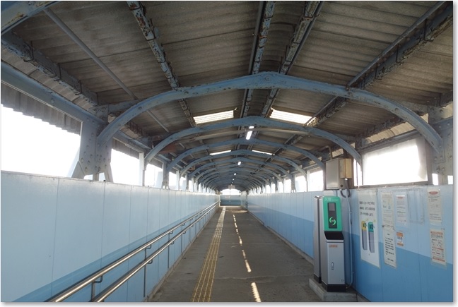 139跨線橋の内部