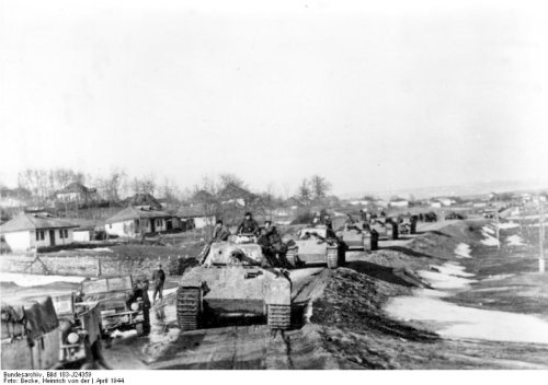 Bundesarchiv_Bild_Kolonne_von_Panzer_V.jpg