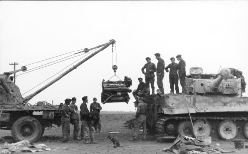 Bundesarchiv_Bild_101I-024-3536-28_Kreta_Panzer_VI_Tiger_I_Reparatur.jpg