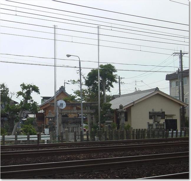 12線路わき神社.JPG