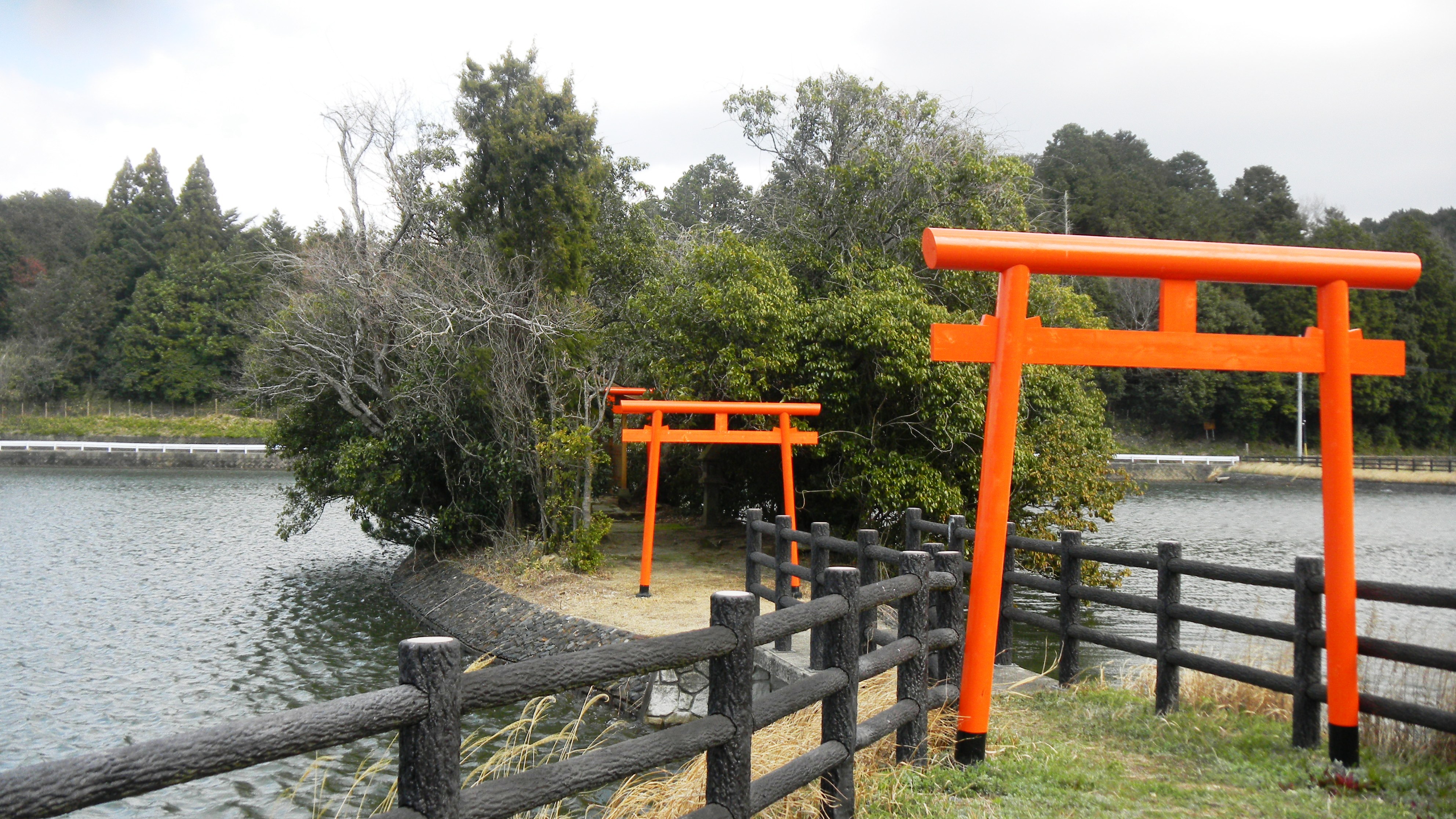 018竜王池の祠.JPG