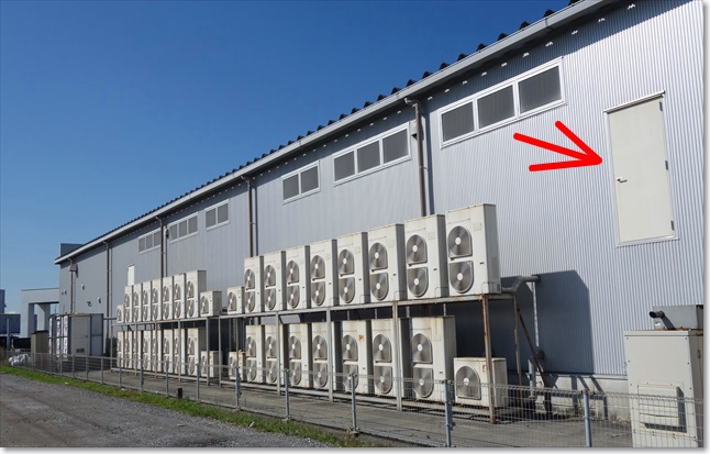 16並ぶ室外機と天使のドアR