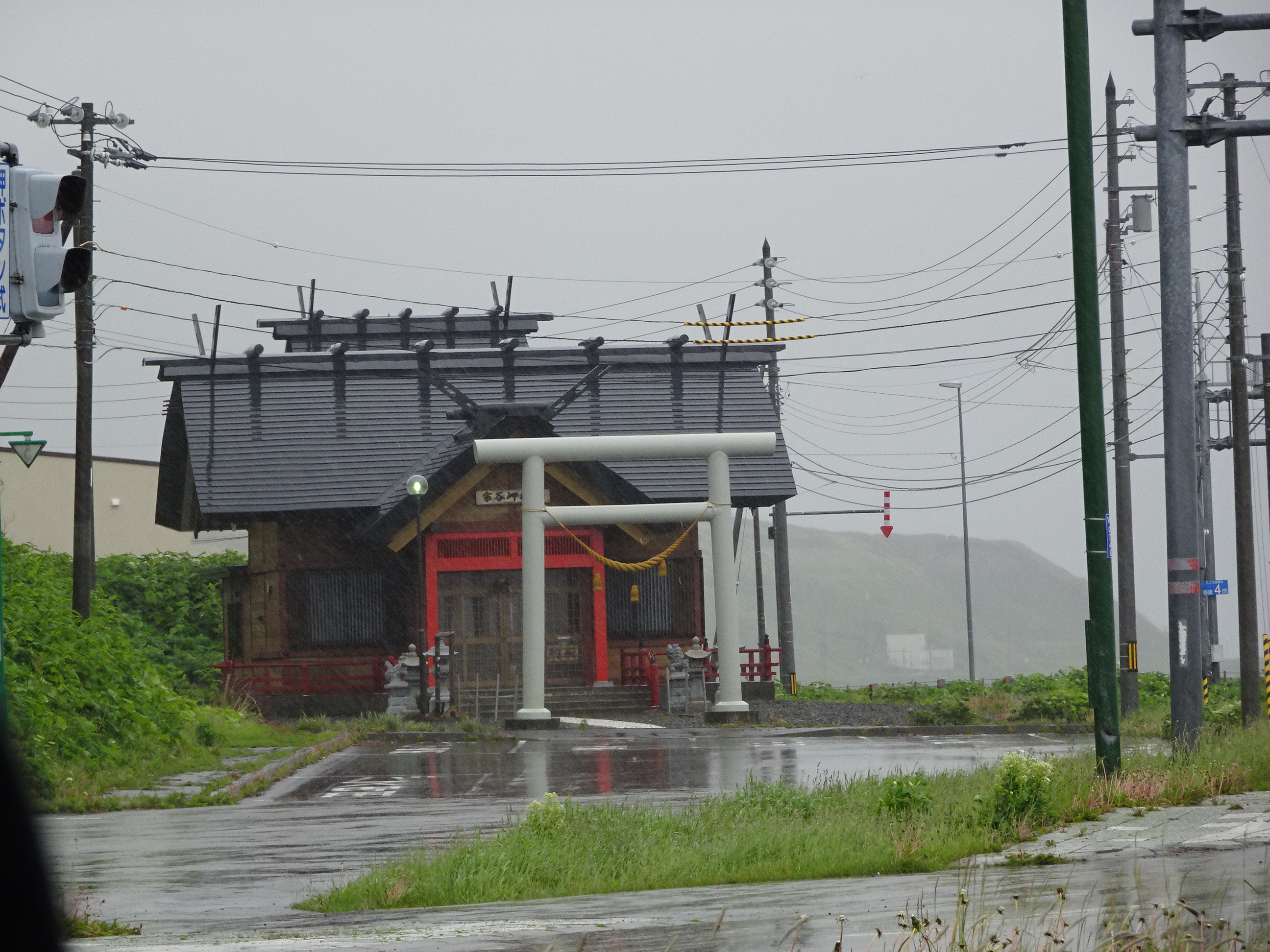 DSC03380-11　駐車中から　宗谷岬神社が見えます　この神社も日本最北端の神社になるのでしょうか.JPG