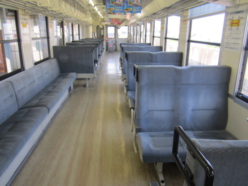 MRT300形の座席