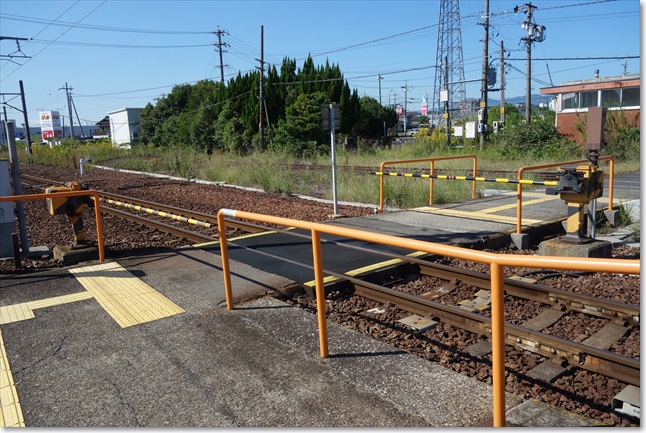 03構内踏切が閉まっています