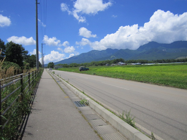 最高地点へ向かいひたすら続く道