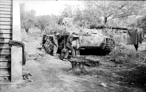 Bundesarchiv_Bild_101I-311-0904-10A_Italien_Panzer_VI_Tiger_I_Reparatur.jpg