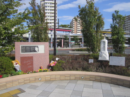 本田美奈子記念碑と「めばえ」の碑