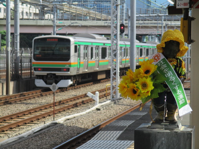 小便小僧と東海道線E231系