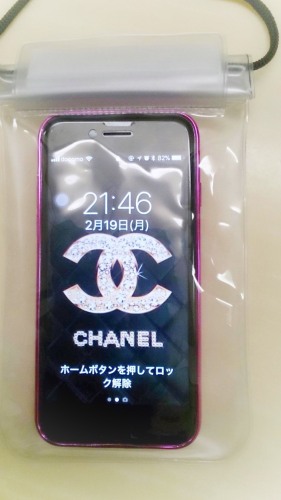 防滴カバーに入れたスマホ.jpg