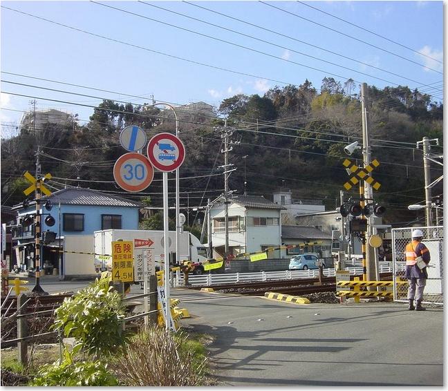 30幸町踏切・・渡ります