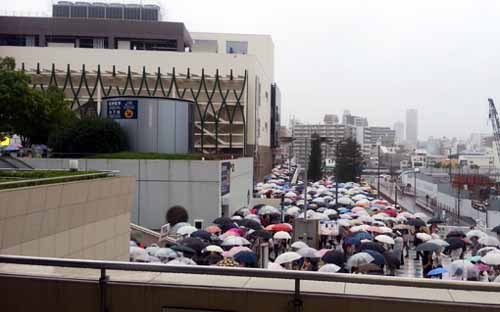 大阪ドーム東口周辺 雨の15日1556.JPG