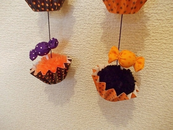 ポンポンカップケーキの縦型ガーランド