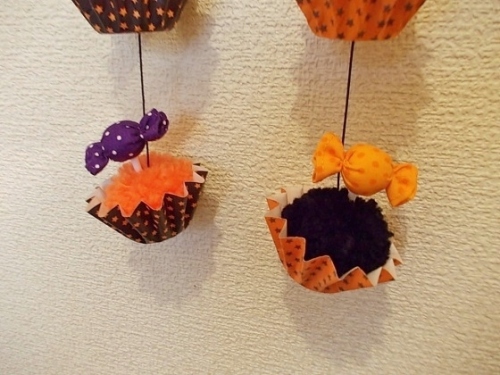 ポンポンカップケーキの縦型ガーランド