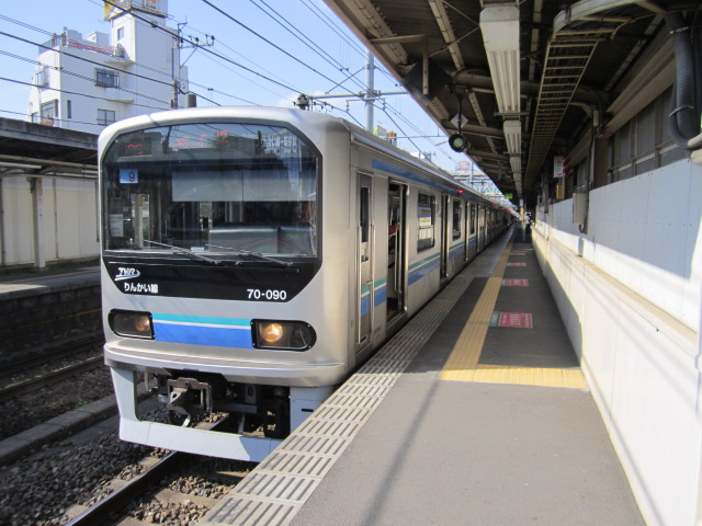 十条駅に停車中のりんかい線70-000系