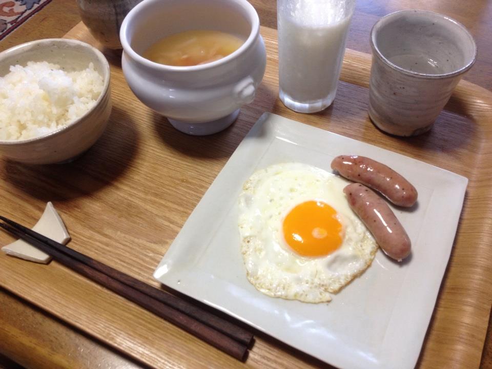 朝食。
茹で卵は何度やっても半熟にできないのであきらめて目玉焼きに(^_^;)