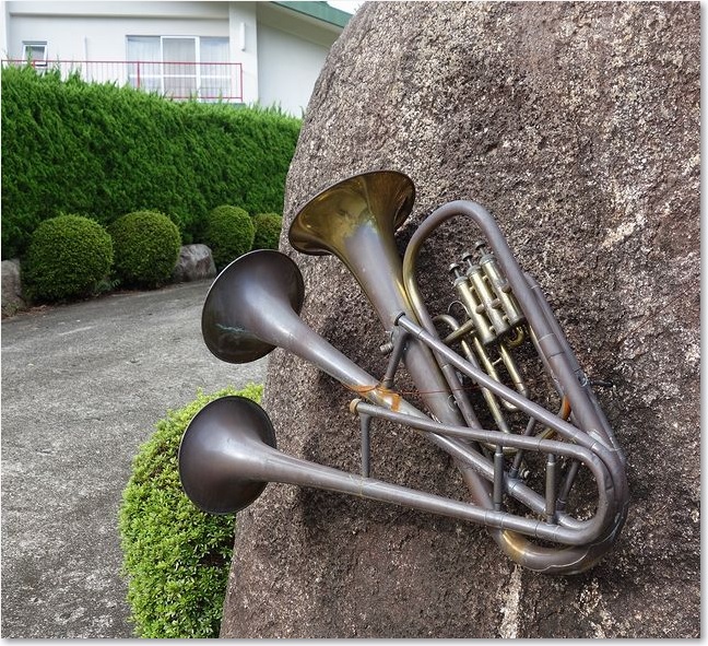 08門柱にブラス