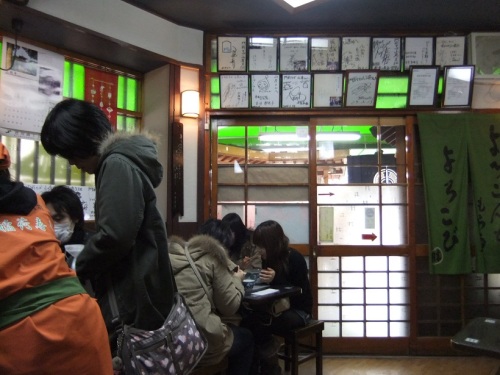 門前そば山彦＠豊川稲荷前の店内20130103.JPG