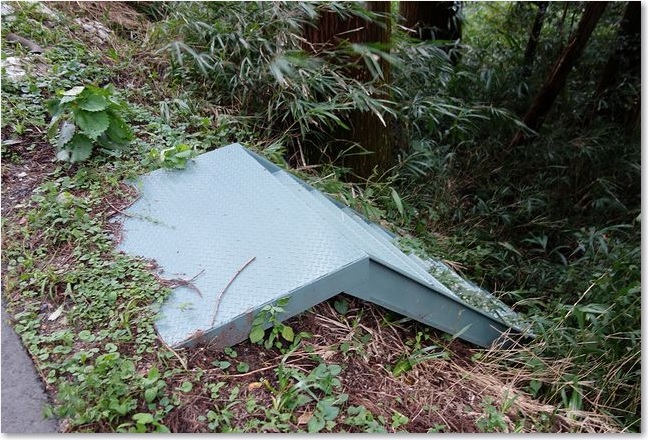 22川へ降りる階段？