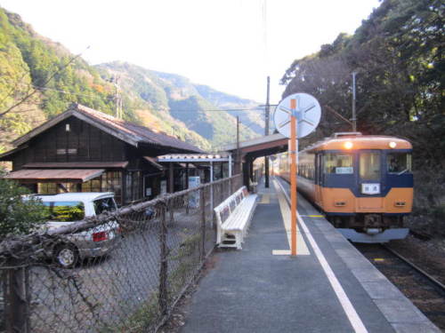 川根温泉笹間渡駅に停車中の列車