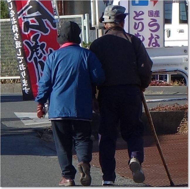 25歩く老夫婦Ｒ