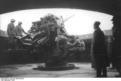 Bundesarchiv_Bild_101I-656-6103-09,_Reichsgebiet_-_Flak-Turm_mit_schwerer_Flak.jpg
