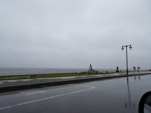 DSC03380-6  大雨雷注意報の出ていた西海岸　オロロンルートを避け　今日のドライブは東海岸　オホーツクラインにしました　カーナビは近道を案内してくれましたが　雨の宗谷岬も見たかったので、ちょこっと遠回り　宗谷岬に再び行きます.JPG