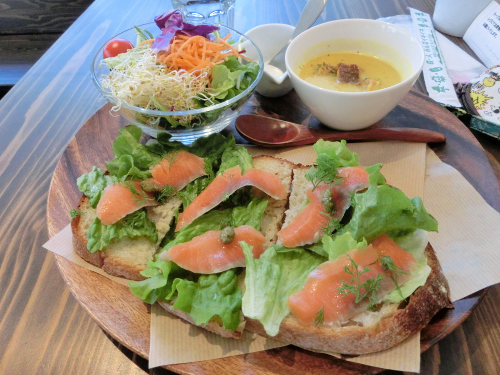 Pain au Sourire スモークサーモンとクリームチーズ　ナッツバーニャカウダソース.jpg