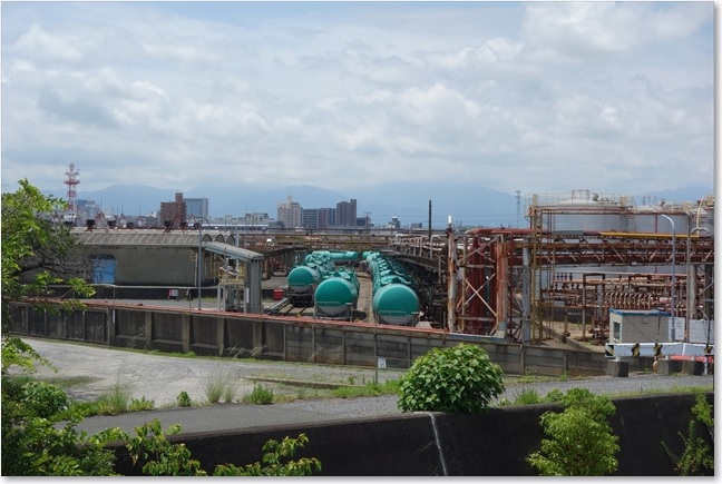 104右側、橋の終わり、四日市駅の貨物ヤード