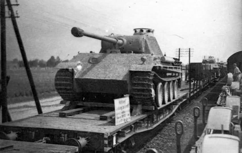 Panther_ausf_G_on_rail_car.jpg