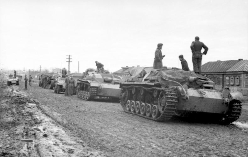 Bundesarchiv_Bild_101I-140-1212-04A,_Russland-Mitte,_Sturmgeschütze_III_in_Ortschaft.jpg