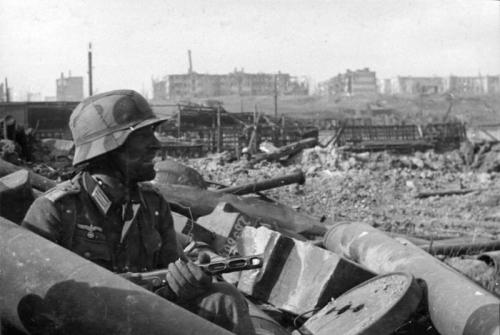 Bundesarchiv_Bild_116-168-618,_Russland,_Kampf_um_Stalingrad,_Soldat_mit_MPi.jpg