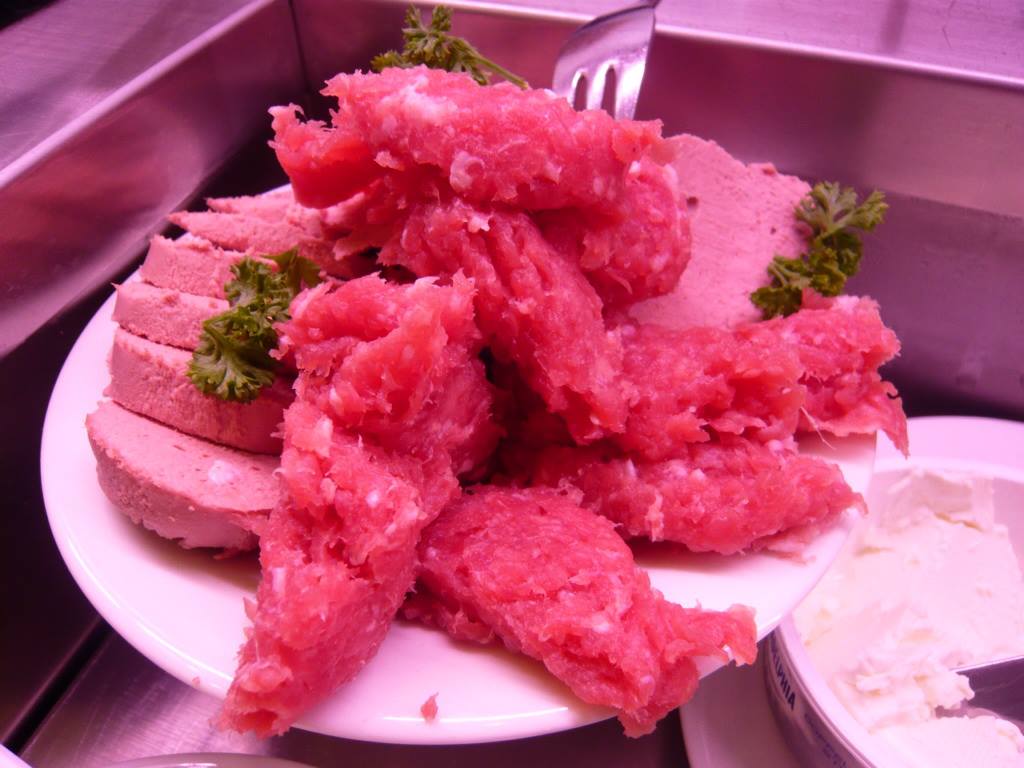 これがそのメットハップン。<br />豚の挽き肉を生のまま食す。<br />日本では食べれないでしょう。