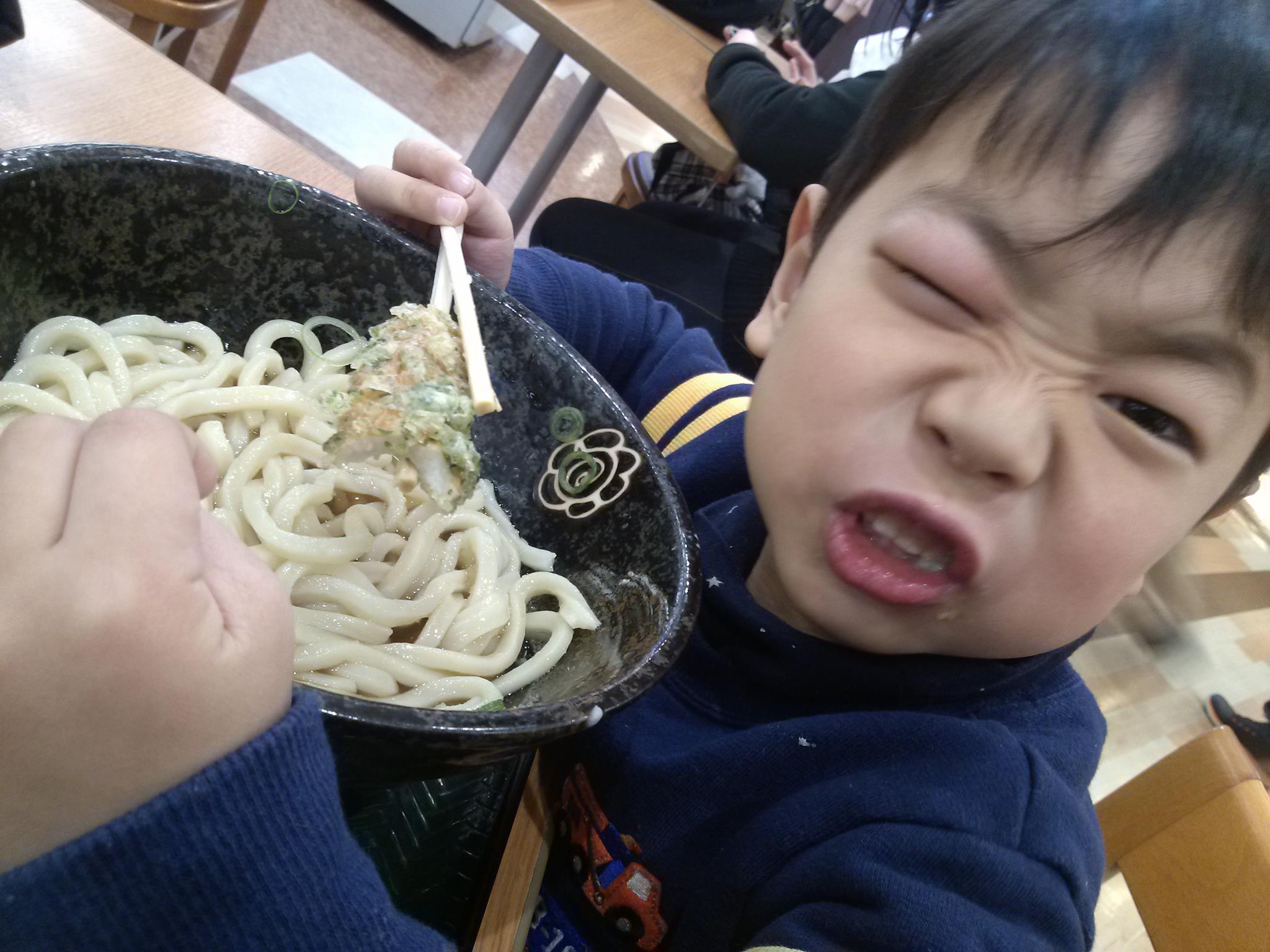 お昼にハナマルうどん♪大盛三玉を一緒に食べようと思ったのに、分けてくれず、威嚇のポーズ(笑)最後に三口残してたけど、すごい食欲！！<br />背が伸びますように。