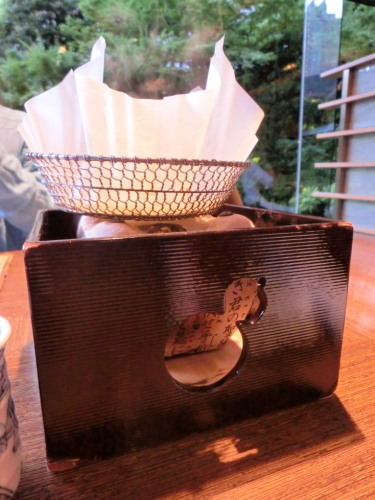 日本料理　雲海　煮物替わり　紙鍋に炭コンロ.jpg