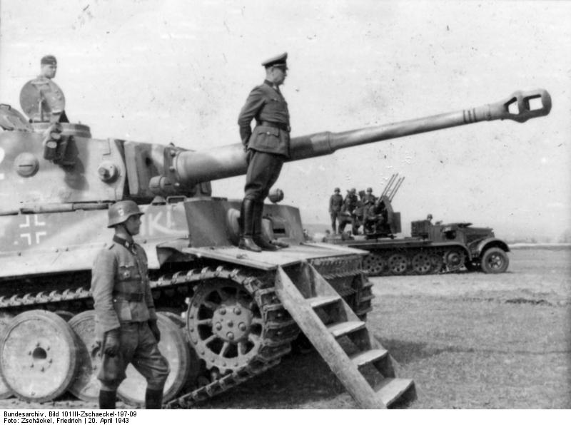 Bundesarchiv_Bild_101III-Zschaeckel-197-09,_Russland,_Appell_der_SS-Division__Das_Reich_.jpg