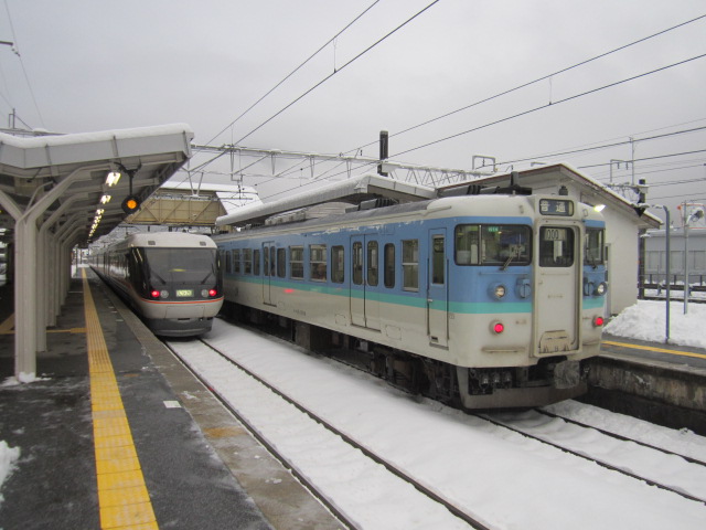 上松駅での特急しなのと115系普通