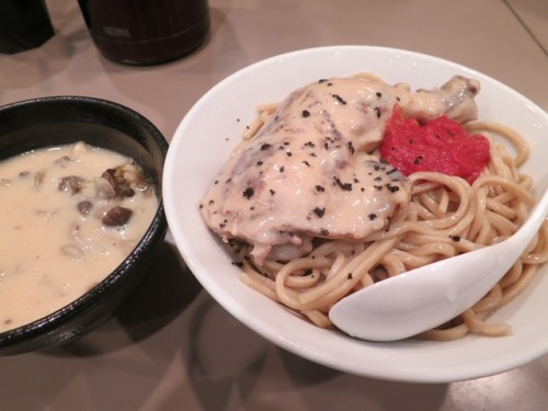 20131029_つけ麺_五ノ神製作所_豪快！骨付き鳥もも肉の濃厚クリームスープつけ麺web.JPG