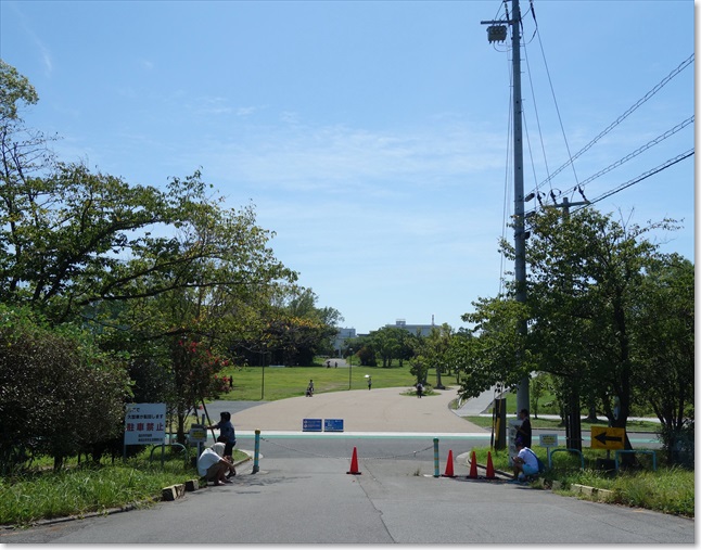 77公園の入り口ですね
