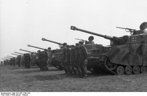 Bundesarchiv_Bild_101I-297-1740-19A,_Frankreich,_SS-Division__Hitlerjugend_,_Panzer_IV.jpg
