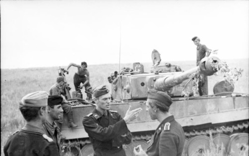 Bundesarchiv_Bild_101I-022-2948-36_Russland_Panzer_VI__Tiger_I_.jpg