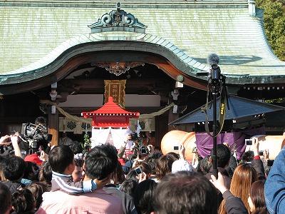 いよいよ神輿と御神体の奉納です.jpg